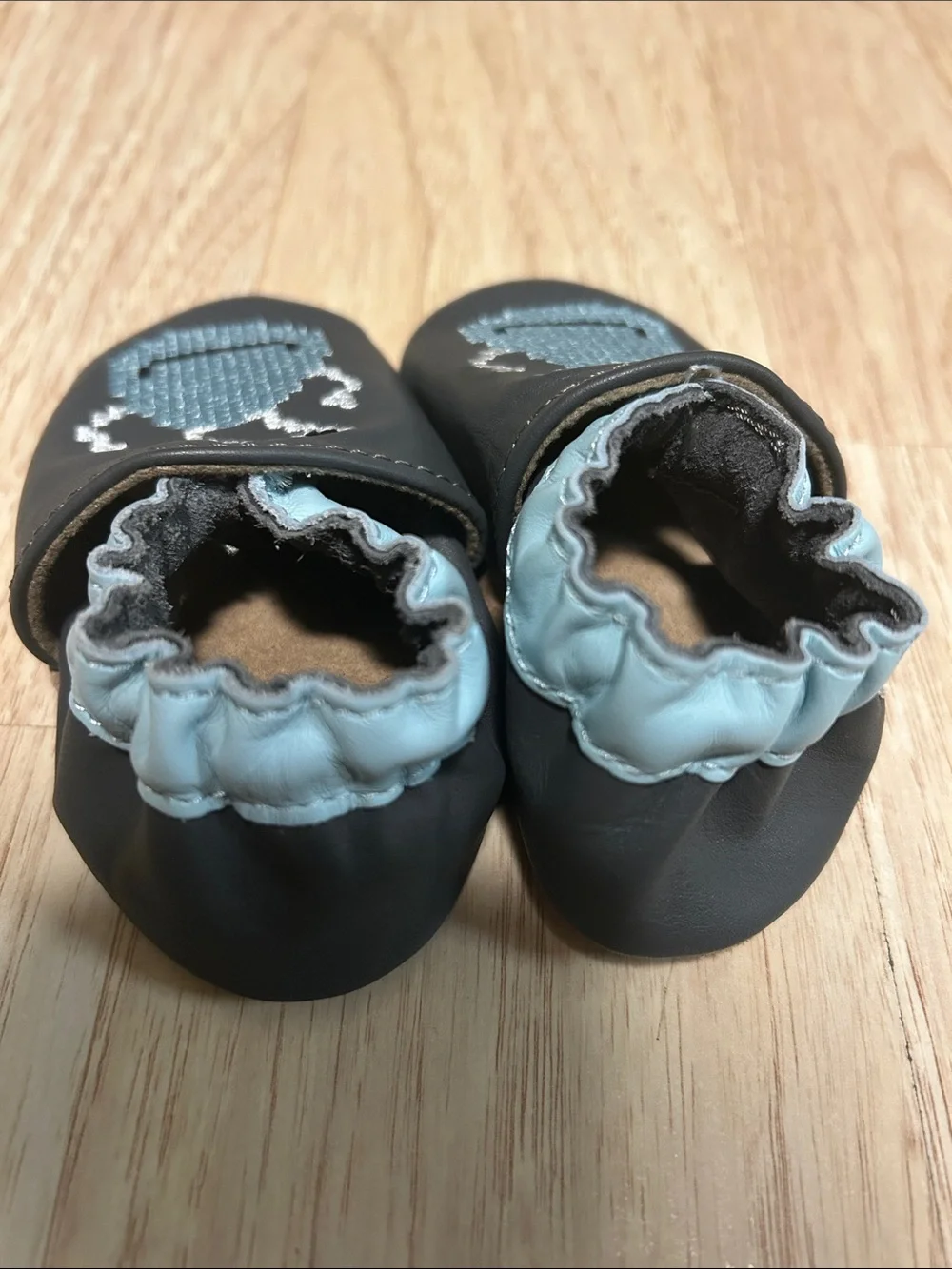 Robeez soft soles baby shoes size 6-12 months.
